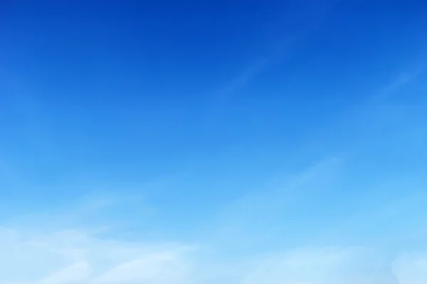 Traumhaft weiche weiße Wolken vor blauem Himmel . — Stockfoto