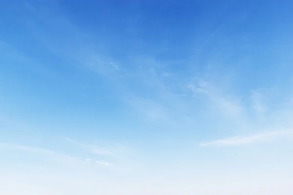 Fantásticas nuvens brancas macias contra fundo céu azul, fo macio — Fotografia de Stock