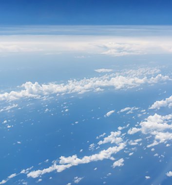 Beyaz bulutlar ve mavi gökyüzü arkaplanı