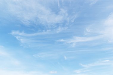 Fantastik yumuşak beyaz bulutlar mavi gökyüzü arka plan