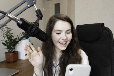 Evde cep telefonundan canlı yayın yapan bir kız.. 