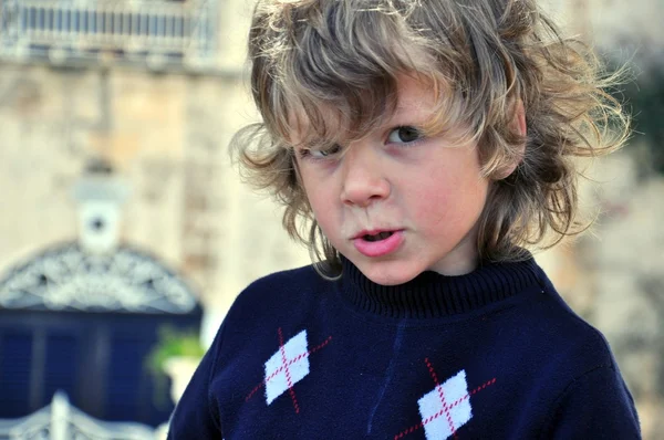 Portret de un băiat shaggy — Fotografie, imagine de stoc