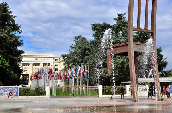 Escultura moderna en la plaza de las Naciones Unidas en Ginebra — Foto de Stock