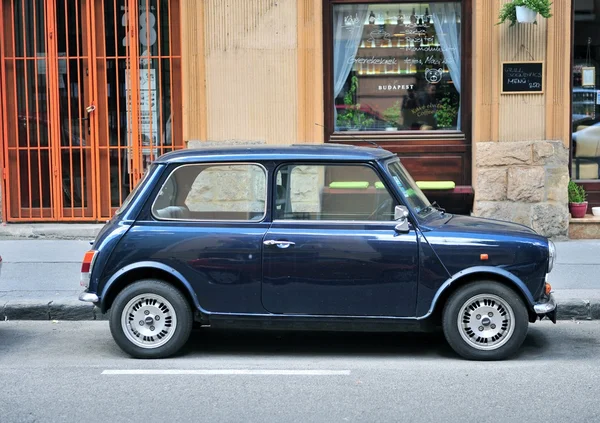 Retro-Mini auf der Straße — Stockfoto