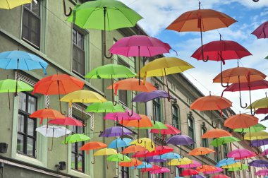 Renkli şemsiye ile dekore edilmiş sokak