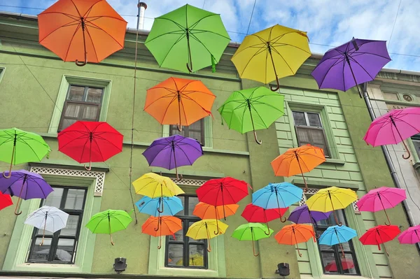 Rua decorada com guarda-chuvas coloridos — Fotografia de Stock