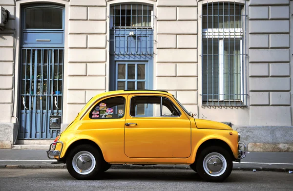 Old fashioned car in the street of Budapest — Stock Photo, Image