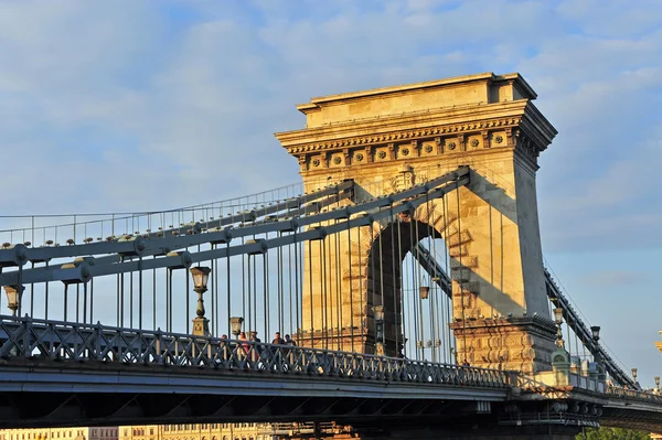 Pont à chaîne au coucher du soleil — Photo