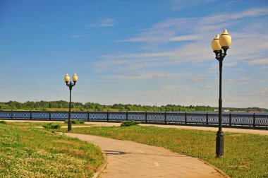 nehir kenarında yaz