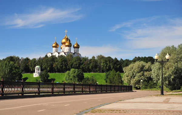 Riverside of Yaroslavl city park — Stock Photo, Image