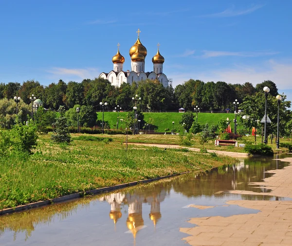 Summer view of the city park and cathedral of Yaroslavl — Stock Photo, Image