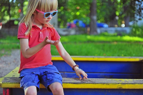 Niño sentado en la caja de arena — Foto de Stock