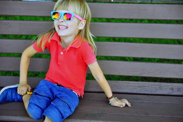 Child sitting on the bench — Stock Photo, Image