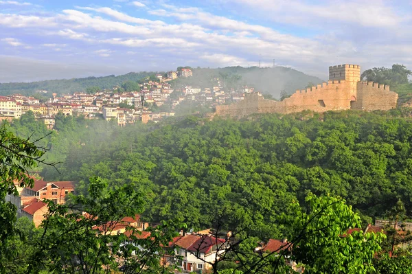 Mittelalterliche Burg in der Altstadt von Veliko tarnovo — Stockfoto