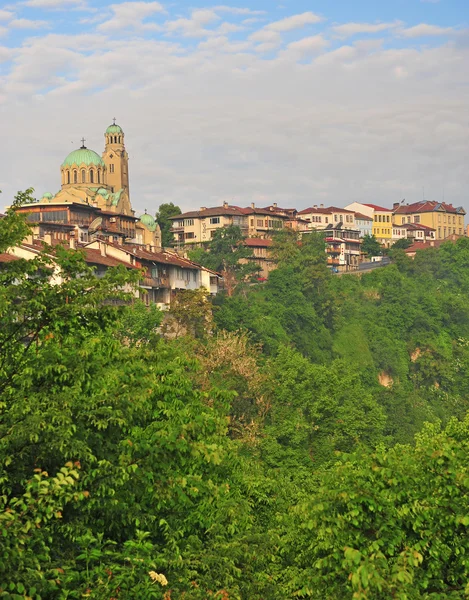 Uitzicht op een kathedraal in Veliko Tarnovo — Stockfoto