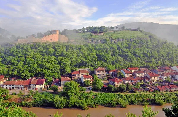 Vista de casas y castillo de Veliko Tarnovo —  Fotos de Stock
