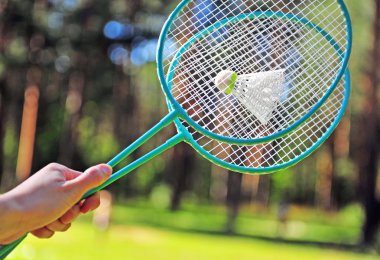 Parmakları ile badminton raket
