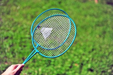 Badminton raket tutan el