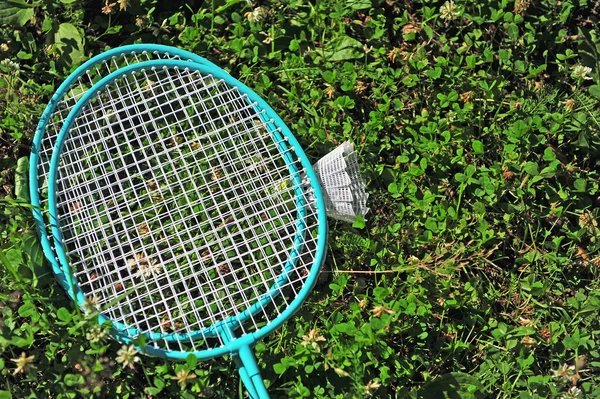 Badminton rackets en shuttle — Stockfoto