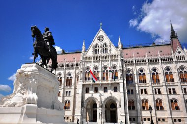 Count Gyula Andrassy heykel ve Parlamento Binası