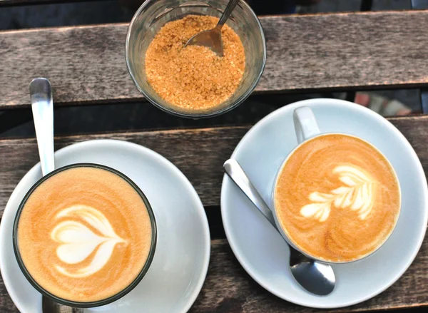 Deux tasses à café sur la table — Photo