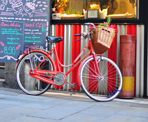 Kleurrijke fiets in de plaatselijke winkel, Barcelona — Stockfoto