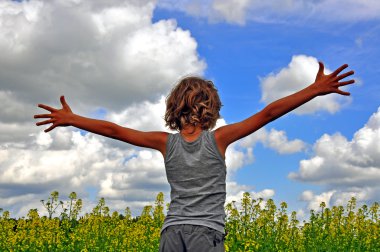 Arkadan silah geniş açık çocukla görünüşü