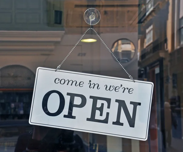 Cartel abierto en la puerta — Foto de Stock