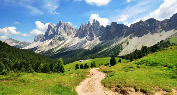 Caminho sinuoso em Alpes italianos — Fotografia de Stock