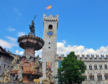 Bir Trento eski kule ve Çeşme heykel