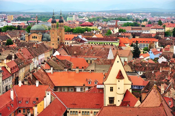 Centro de la ciudad de Sibiu, techos y catedral, Rumania — Foto de Stock