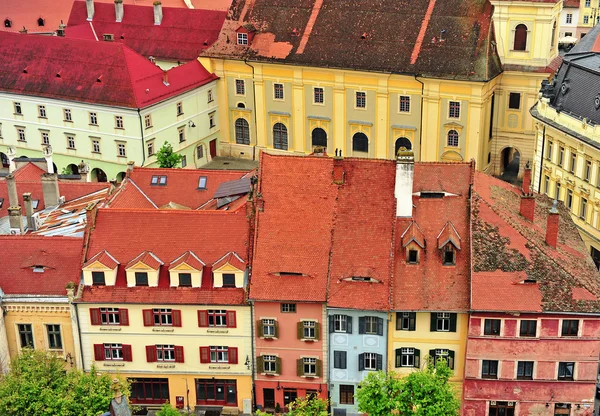 Bunte Häuser im Stadtzentrum von Sibiu — Stockfoto