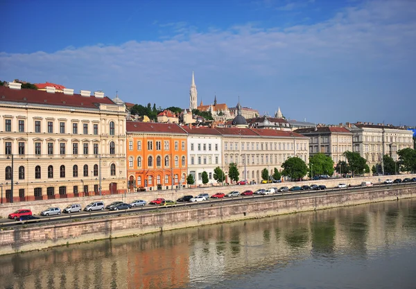 Houses on Danube river in downtown of Budapest city — Stock Photo, Image