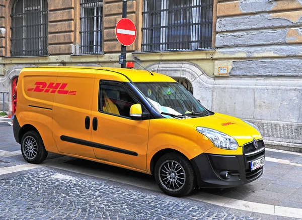 Żółty van DHL zaparkowany przy ulicy Budapesztu — Zdjęcie stockowe