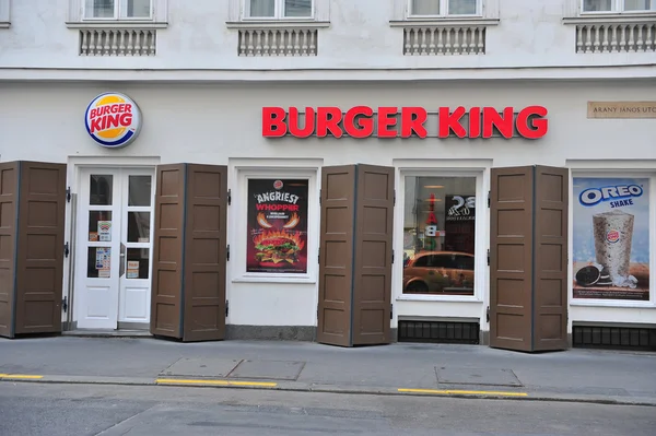 Burger King restaurante en la calle de Budapest — Foto de Stock