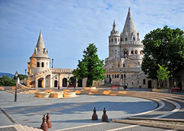 Veduta del Bastione dei Pescatori con una bella luce del sole mattutina a Buda — Foto Stock