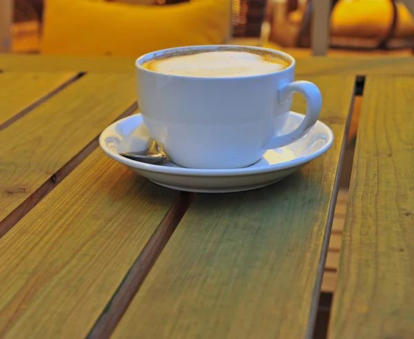 Tazza di cappuccino sul tavolo — Foto Stock