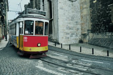 Eski tramvay 28 numara sokakta Lizbon