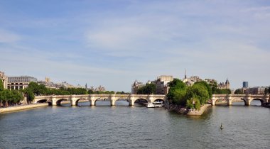 Paris şehir merkezinde köprü görünümü