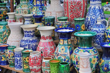 Renkli el içinde belgili tanımlık çarşı kase yapımı