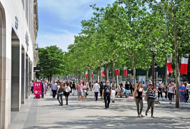 Tanımsız insanlar tarafından Paris Champs Elysees caddesi yürüyüş