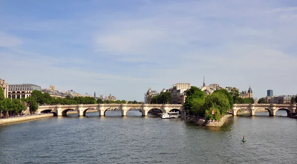 Vista da ponte no centro da cidade de Paris — Fotografia de Stock