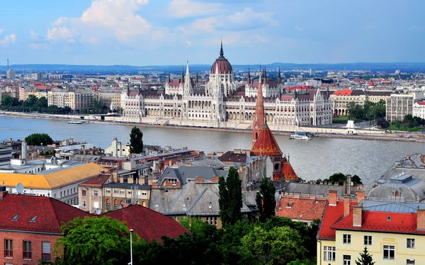 Budapest parliament and cityscape — Stock Photo, Image