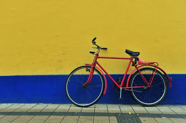 Bicicleta velha na parede pintada — Fotografia de Stock