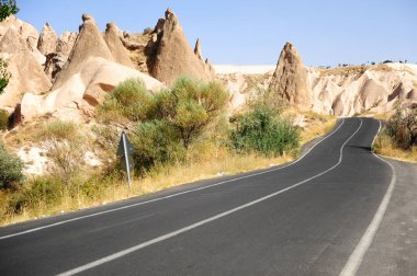 Kapadokya 'nın ortasında güzel asfalt yol, Türkiye