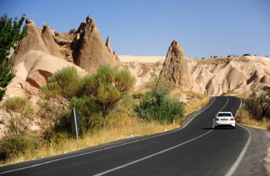 Goreme, Türkiye - 27 Eylül 2020: Kapadokya dağları üzerinde hareket eden otomobil 27 Eylül 2020.