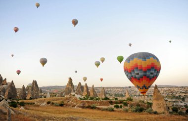 Goreme, Türkiye - 29 Eylül 2020: Kapadokya, Türkiye 'de hava balonları.