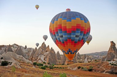 Goreme, Türkiye - 29 Eylül 2020: Kapadokya, Türkiye 'de hava balonları.