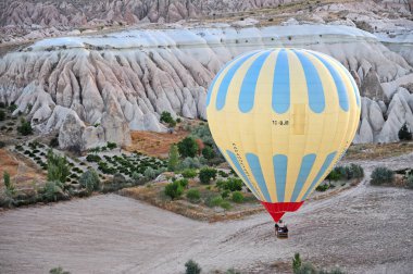 Goreme, Türkiye - 29 Eylül 2020 'de Türkiye' nin Kapadokya şehrinde beyaz ve mavi hava balonu.