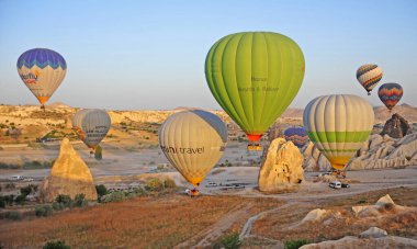 Goreme, Türkiye - 29 Eylül 2020: Kapadokya, Türkiye 'de hava balonları.